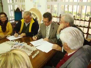 El gerente de la Fundacin Integra, Onofre Molino, y el presidente de la Asociacin de Amigos del Museo Etnolgico de la Huerta de Murcia, Diego Pacetti, firman el convenio de colaboracin