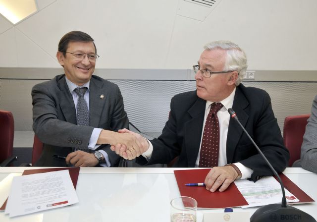Jos Antonio Cobacho, y el vicepresidente del Consejo General de la Abogaca Espaola, Pere Lluis Huguet