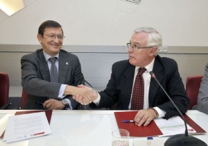 Jos Antonio Cobacho, y el vicepresidente del Consejo General de la Abogaca Espaola, Pere Lluis Huguet