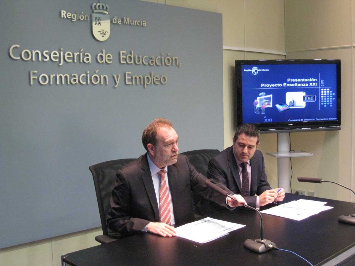 El consejero de Educacin, Formacin y Empleo, Constantino Sotoca, acompaado del director general de Recursos Humanos y Calidad Educativa, Joaqun Buenda