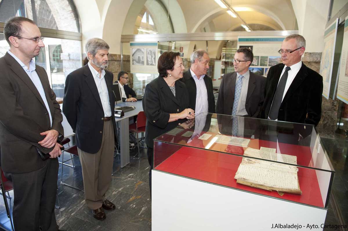 Entrega por parte del representante de la Fundacin Integra, Onofre Molino, de las imgenes de la ltima remesa de actas capitulares del Ayuntamiento de Cartagena que han sido digitalizadas