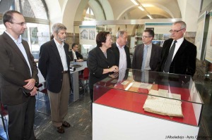 Entrega por parte del representante de la Fundacin Integra, Onofre Molino, de las imgenes de la ltima remesa de actas capitulares del Ayuntamiento de Cartagena que han sido digitalizadas