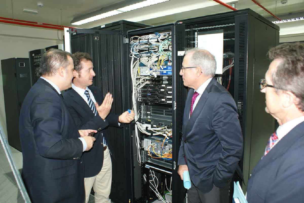 El director general de Simplificacin de la Actividad Empresarial y Economa Digital vista el nodo principal de CTnet, ubicado en el Parque Cientfico de Murcia