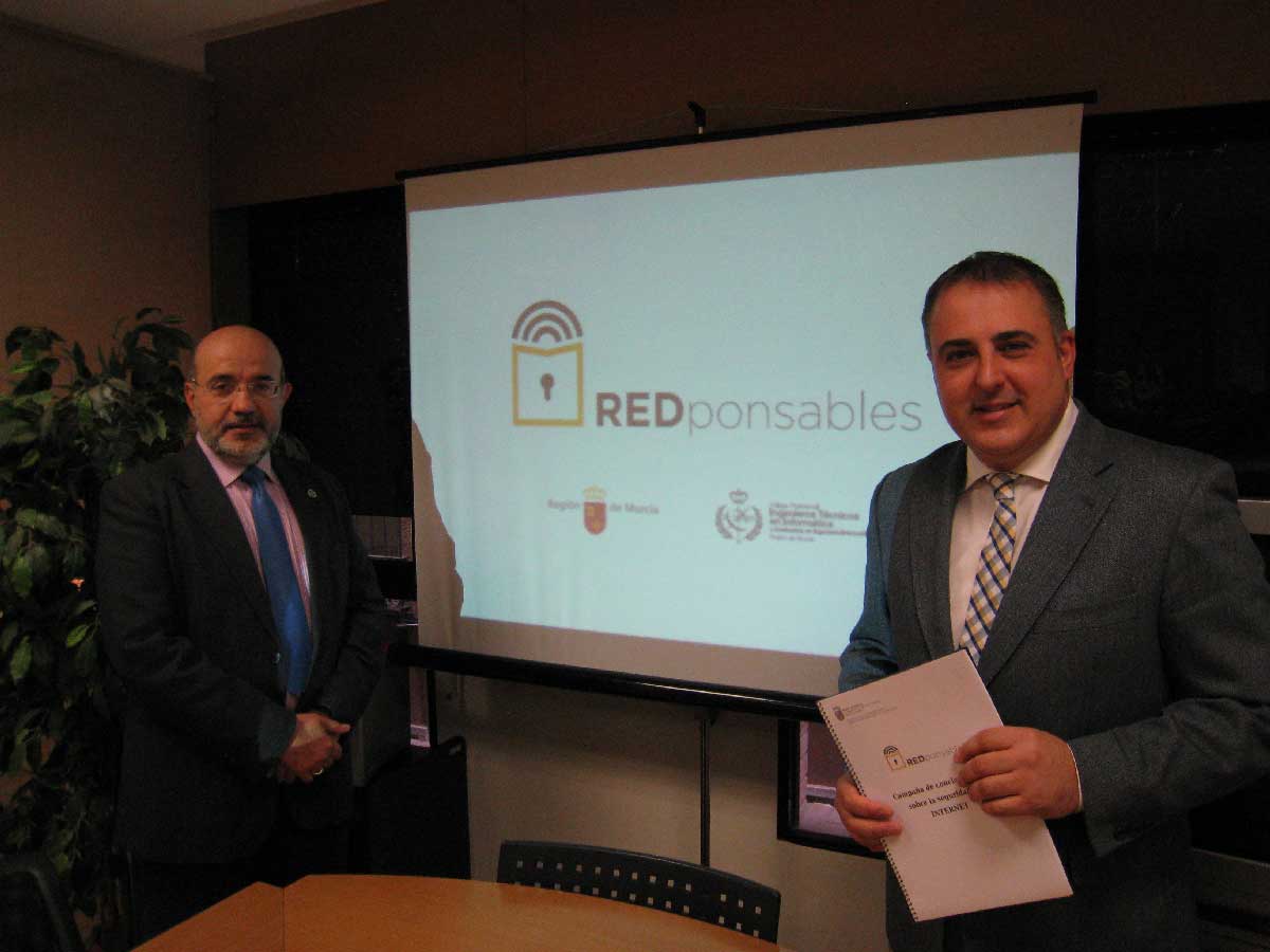 El director general de Simplificaci�n de la Actividad Empresarial y Econom�a Digital, Francisco Abril, junto con el decano del Colegio de Ingenieros T�cnicos de Inform�tica, Celestino Avil�s