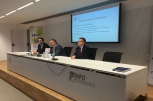 El director general de Simplificaci�n de la Actividad Empresarial y Econom�a Digital, Francisco Abril, presenta a los representantes de diferentes ayuntamientos el portal 