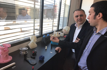 El director general de Simplificaci�n de la Actividad Empresarial y Econom�a Digital, Francisco Abril, durante la visita a la empresa Printed Dreams, dedicada a la impresi�n 3D