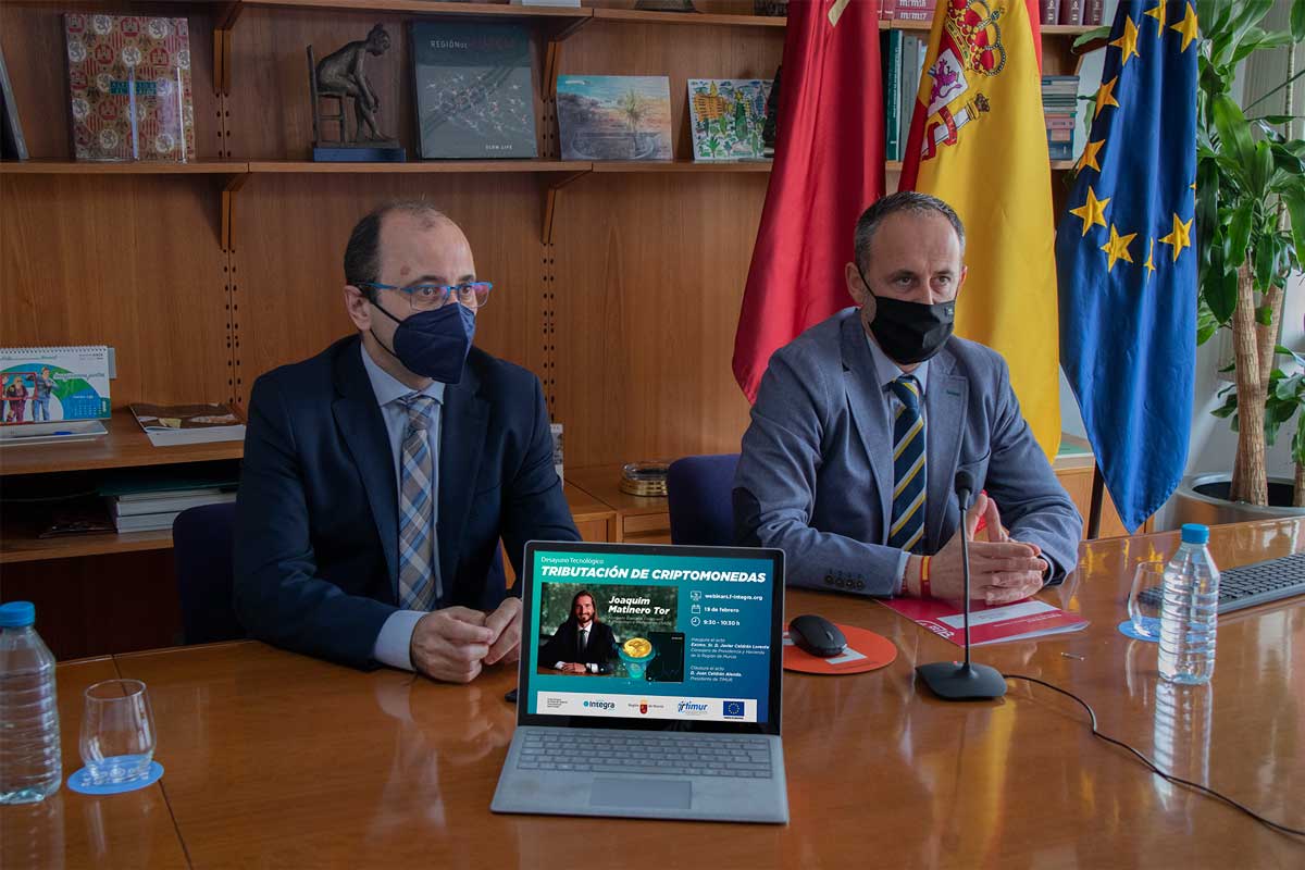 Javier Celdrán y Joaquín Gómez, durante la ponencia sobre tributación de criptomonedas