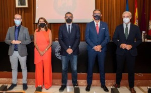 Miembros de la 7TV y la UMU que presentaron este martes LaboratoriUM. / UMU