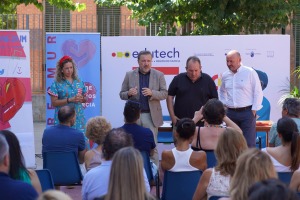 El director general de Formacin Profesional e Innovacin, Juan Garca, junto al presidente de la asociacin de directivos, Rubn Escavy y Joaqun Ruiz, gerente de Fundacin Integra Digital 