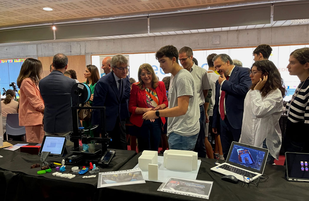 Los consejeros de Economa, Hacienda y Administracin Digital, Luis Alberto Marn, y de Educacin, Mara Isabel Campuzano, observan los proyectos elaborados por los alumnos participantes en la feria E