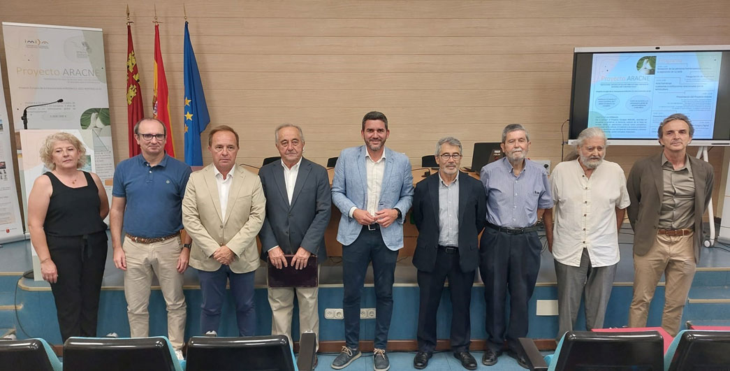 El consejero en funciones Antonio Luengo, con el director del Imida y las personas que han sido objeto de reconocimiento.