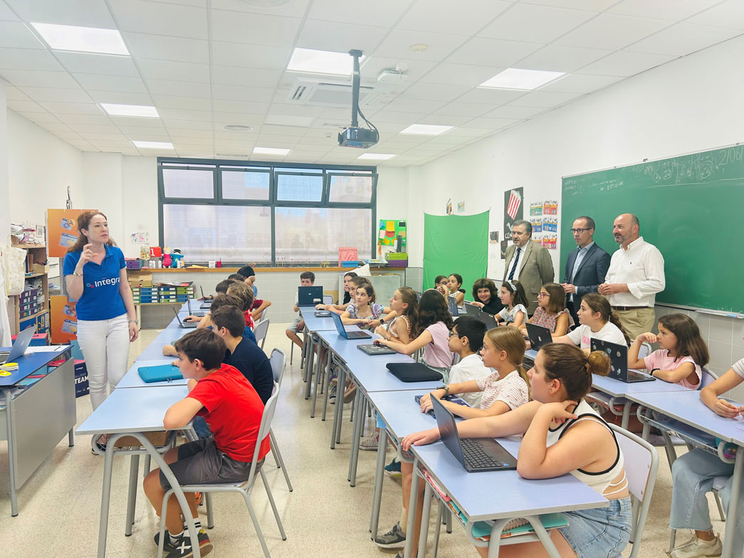 Los directores generales de Informtica y Transformacin Digital, Javier Martnez Gilabert, y de Atencin a la Diversidad, Innovacin y Formacin Profesional, Juan Garca Iborra en un taller