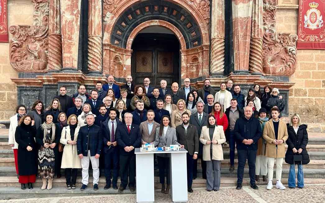 Asistentes al acto de presentacin, ante la fachada de la Baslica de la Vera Cruz.