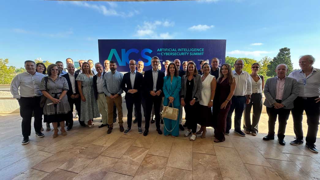 El consejero de Economía, Hacienda, Fondos Europeos y Transformación Digital, Luis Alberto Marín, acompañado de algunos de los organizadores y colaboradores del 'Summit de IA & Ciberseguridad'