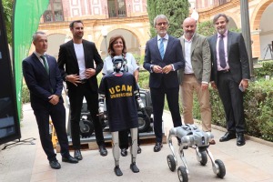 Organizadores y robots en la segunda edicin del ?Drone & Robotics Summit?