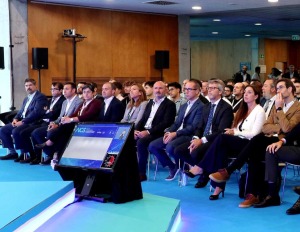 Marín junto con la directora de Estrategia e Inteligencia Artificial Mundial de Google, Pilar Manchón, y algunos de los asistentes