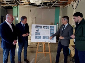 El consejero de Econom�a, Hacienda, Fondos Europeos y Transformaci�n Digital, Luis Alberto Mar�n, y el alcalde de la localidad, Fulgencio Gil