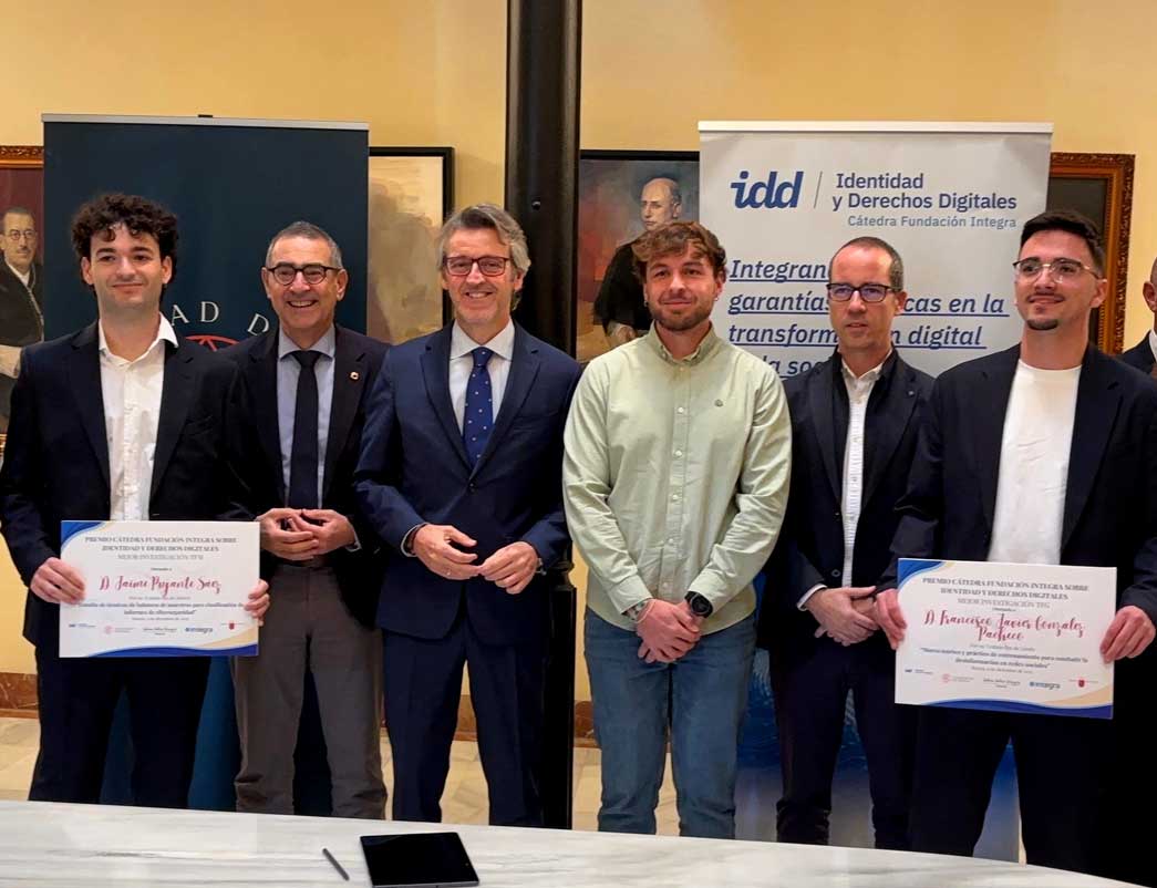 Luis Alberto Mar�n, y el rector de la UMU, Jos� Luj�n, junto con los premiados de la C�tedra de Identidad y Derechos Digitales