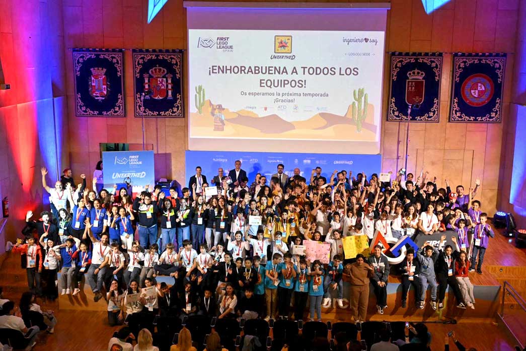 Foto de familia de todos los participantes en la final regional de la First Lego League que organiza la Fundaci�n Integra Digital junto con la UPCT