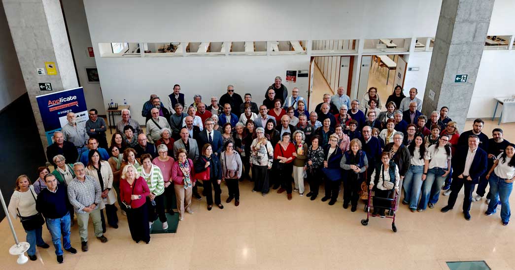 El consejero de Transformaci�n Digital, Luis Alberto Mar�n, junto con algunos de los alumnos que han participado en el programa de formaci�n digital para personas mayores en Cartagena