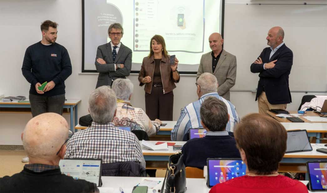 El consejero de Econom�a, Hacienda, Fondos Europeos y Transformaci�n Digital, Luis Alberto Mar�n, durante la presentaci�n en el aula