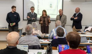 El consejero de Econom�a, Hacienda, Fondos Europeos y Transformaci�n Digital, Luis Alberto Mar�n, durante la presentaci�n en el aula