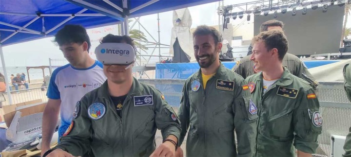 Miembros de la Patrulla Mirlo probando la aplicaci&oacute;n