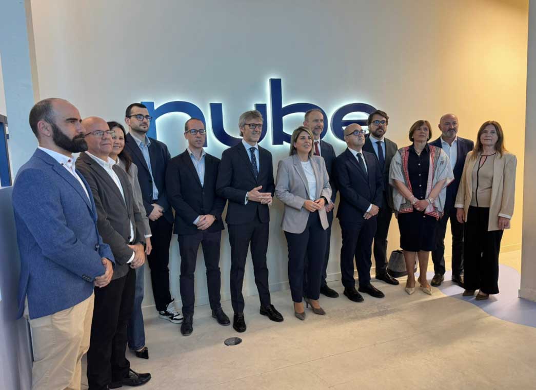 El consejero Luis Alberto Mar�n, y la alcaldesa de Cartagena, Noelia Arroyo, en un momento de la inauguraci�n del Centro Nube de Cartagena