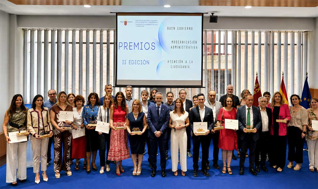Imagen de los premiados y la directora general de Calidad, Simplificaci�n Administrativa e Inspecci�n de Servicios, Patricia Mart�nez, durante la entrega de galardones.