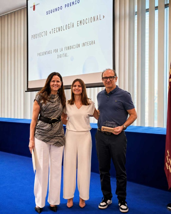 Sara L&oacute;pez y Alfonso Garc&iacute;a junto a la directora general de Calidad, Simplificaci&oacute;n Administrativa e Inspecci&oacute;n de Servicios, Patricia Mart&iacute;nez